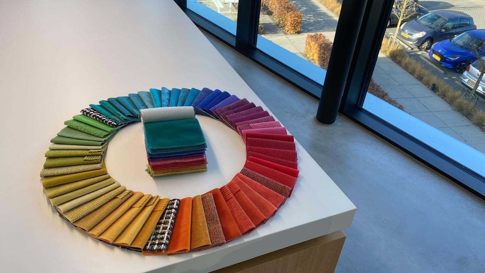 Kleurenpalet met stoffen en materialen